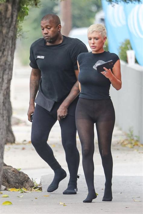 Kanye Wests wife Bianca Censori wears no underwear in most。